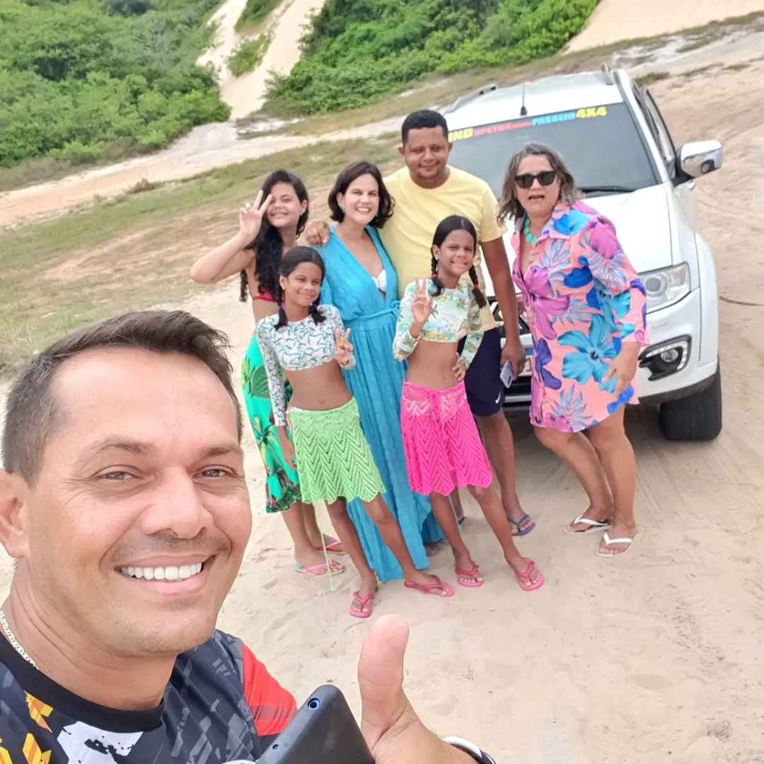 Max, guia da Max Turismo, com uma família